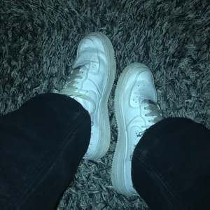 Nike air force 1      storlek:37,5 - Säljer dessa Nike air force 1 i storlek 37,5 pga för stora för mig. Skicket = bra, knappt använda och ser rätt nya ut
