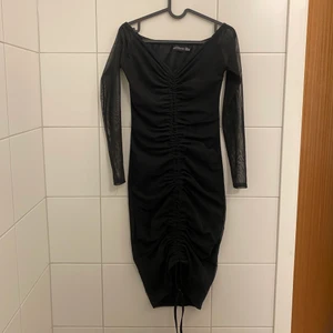 Svart klänning - Klänning från Boohoo som är för liten för mig men är jätte fin, går att dra igoh snöret i mitten för att forma den själv.