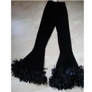 unik byxa från blue fox stl M - unika byxor från blue fox, denna byxa produceras ej längre vilket gör den unik. köptes sent 90-tal/tidigt 2000-tal. storlek M (passar 38 och 40). möts upp i stockholm eller fraktar *köpare swishar mig innan plagget fraktas iväg 👾