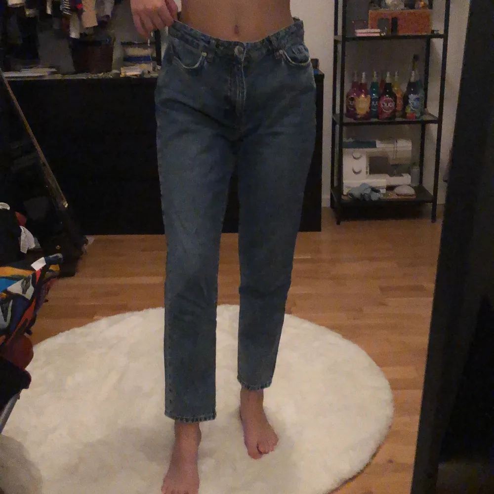 Riktigt fina girlfriend jeans💙. Lite mörkblåa i färgen. Knappt använda då dom tyvärr är för stora för mig.. Jeans & Byxor.