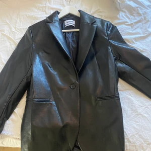 Skinn kavaj - Ascool skinn kavaj från weekday i str 40. Helt ny och aldrig använd!