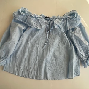 Offshoulder blus - Oanvänd offshoulder blus. Stl: 38