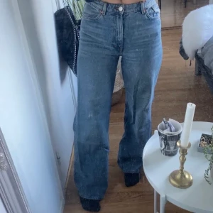 vida jeans - Säljer mina yoko jeans från monki då dem inte längre kommer till användning. Jag är 167cm och är vanligtvis en S/mindre m. Storlek 27, köparen står för frakt👖💞