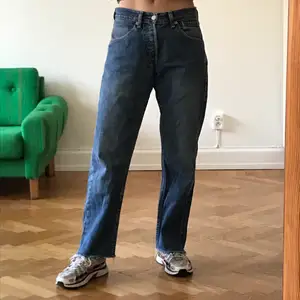 Väldigt sköna och snygga Levis jeans i klassisk blå denim-färg. Byxorna har lite boyfriendfit och de är avklippta nertill så de är snyggt fransiga nertill. Jag är 162 cm! Säljes pga platsbrist! 