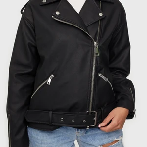 Skinnjacka - Säljer min jättefina skinnjacka från Nelly, missguided, storlek 36 men är oversize. Jag köppte den förra året och har använt den men den har inga defekter och är använd i fint skick. Köptes för 600 och Säljer för 400, priset kan diskuteras vid snabba affärer.