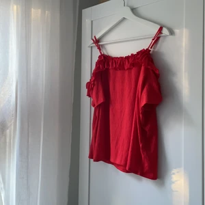 Rött linne ❤️‍🔥 - Rött linne med prislapp kvar från Fransa ❤️‍🔥 Aldrig använt och har en superfin röd och smickrande färg! 