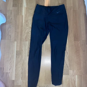 Nike tights - Jättefina träningstights och bara använd ett fåtal gånger sitter bra i passform säljer pga har ett till par:) Budgivningen avslutas 27 okt