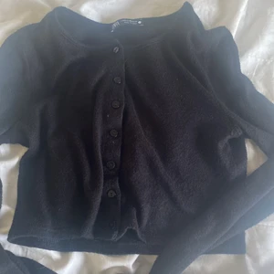Svart kofta - Säljer min SUPER sköna kofta från zara då den är för liten för mig. Skriv privat för fler bilder 