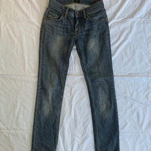 Lowwaist jeans☺️❤️ - Ett par av mina favorit jeans som tyvärr inte är lite stora i midjan! De sitter jättefint och perfekt baggy på mig som är 160💗 Midjemåttet: 72 cm