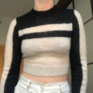 & Other Stories topp i strl S - Säljer min snygga långärmade tröja från & Other Stories i strl S 🖤 kolla in mina andra auktioner också!