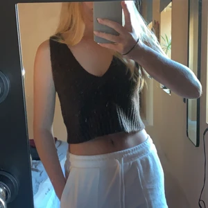 Brunt stickat linne - Säljer ett helt oanvänt stickat brunt linne från ginatricot. I strl S och är jättefint nu till hösten med skjorta eller kofta. (Spegeln som e smutsig) Skriv privat för fler bilder eller vid frågor🤎 nypris 229, säljer för 100+frakt.