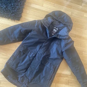 Helly hansen jacka storlek S (svart) - Säljer nu min helly hansen jacka i bra skick säljer pågrund av att jag växt ur den, väldigt skön och varm jacka inga hål/skador 