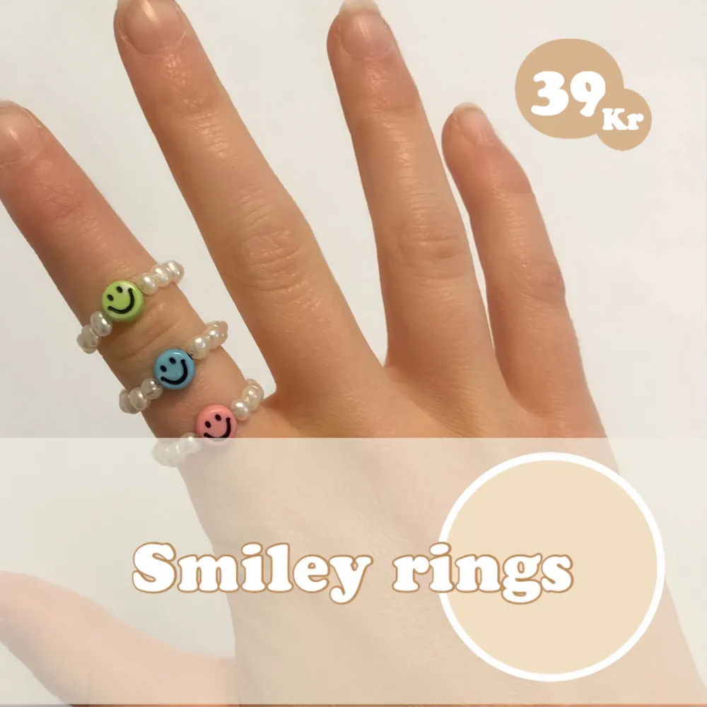 Smiley-ringar med sötvattenspärlor🌸 De är gjorda på elastisk tråd och är väldigt behagliga att bära💍 Tre olika färger till tre vänner? ;)   En storleksguide finns på bild nr 2, kan även göra större och mindre storlekar. Accessoarer.