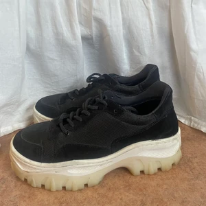 Bronx Jaxstar storlek 41 - De väldigt populära och slutsålda Bronx jaxstar i storlek 41. I väldigt bra skick, använda ett fåtal gånger. Köpta för 1100kr. Kan skicka fler bilder om det önskas!