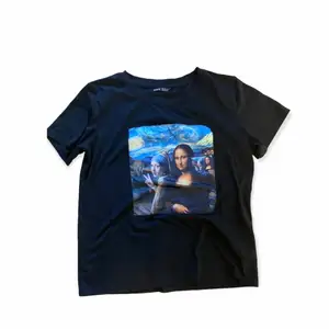 Skitrolig t shirt med Mona Lisa tryck på som jag köpt på SHEIN! Säljer pga har blivit för liten för mig :( är storlek M men skulle säga att den egentligen är xs/s
