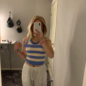 Linne från Zara - Topp från Zara med öppen rygg, köpt i somras och aldrig använd, går att knyta och är i storlek M men passar S också.