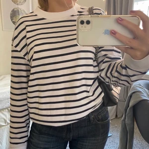 Randig tröja från Zara - Knappt använd randig tröja från zara, skriv för mer frågor eller bilder!!