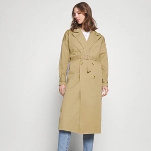 Missguided trenchcoat  - Helt ny kappan, är i storlek XS men passar personen som brukar har antingen S eller M i storlek då den är oversized😀