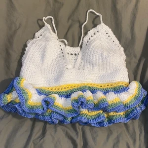 Virkad crop top med volanger  - Handgjord, hamagjord virkad kort topp med volanger. Undrar om någon är intresserad.