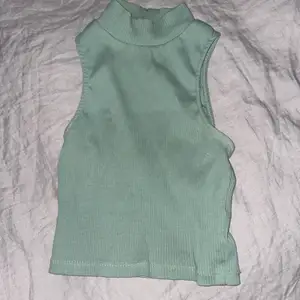 säljer detta urgulliga gröna linne/croptop i strl xs/s men jag skulle säga xs!💚 det köptes från lager 157 för 80kr och jag säljer för 50kr+frakt!💚 ser ut som nytt dvs mycket bra skick och det säljs för att det inte längre kommer till användning!💚