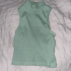 grönt polo linne - säljer detta urgulliga gröna linne/croptop i strl xs/s men jag skulle säga xs!💚 det köptes från lager 157 för 80kr och jag säljer för 50kr+frakt!💚 ser ut som nytt dvs mycket bra skick och det säljs för att det inte längre kommer till användning!💚