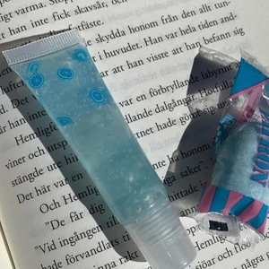 Sour Power💙🍋 - Blått läppglans med doft av godis! Man får inte blåa läppar utav den utan det ser genomskinligt ut med fin glans🥰 Populär produkt!🤩💙