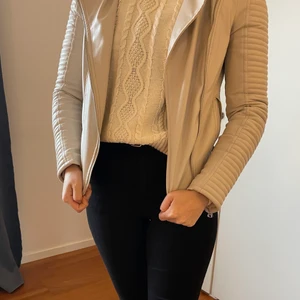 Skinnjacka storlek 34 - Storlek 34 använd få gånger. 