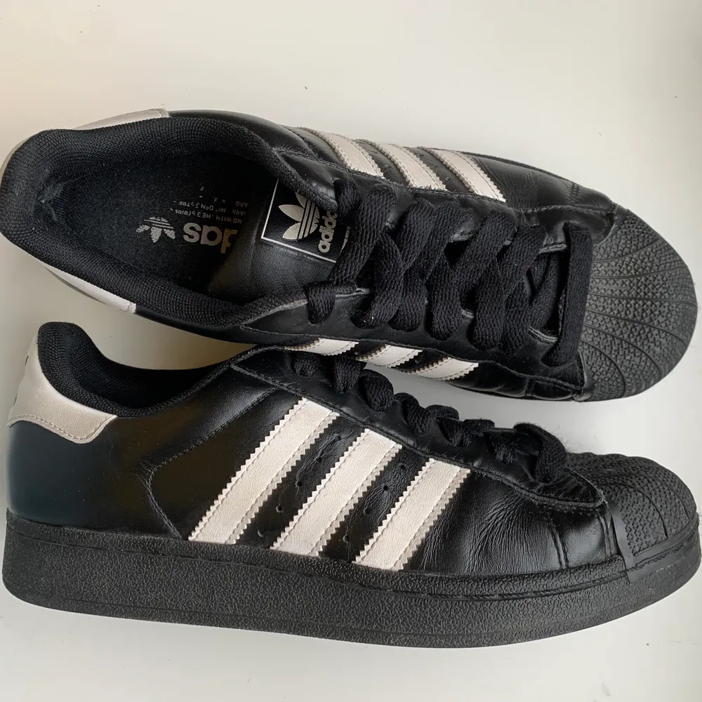 Vintage 20 year old Adidas Superstars without the new golden logo (looks so much better without it!!) worn about 10 times bc they’re too small for me. They are a 39 but fit like a 38. Super fresh and hydrated leather and perfect condition sole.. Skor.