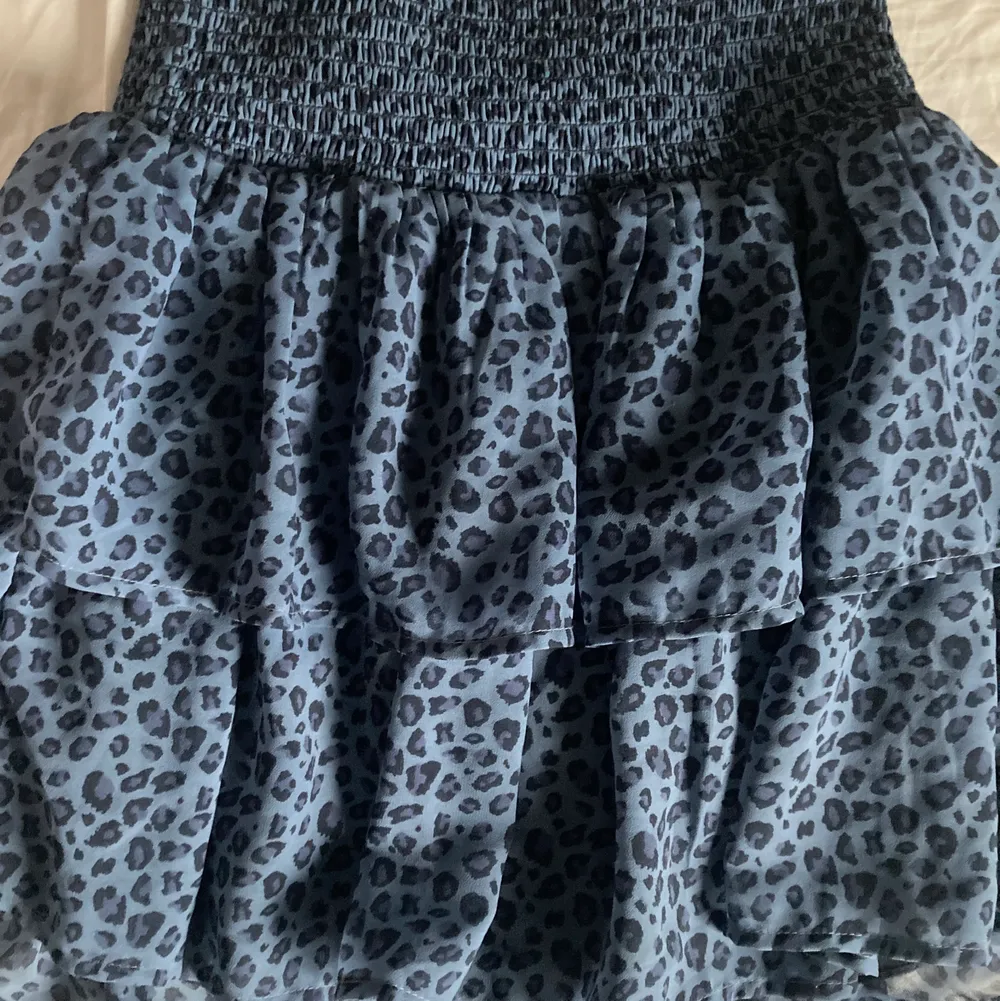 Säljer min jättefina blåa leopard kjol från Kappahl då jag inte har så mycket användning av den😊 Kjolens färg syns bäst på bild 1 och 3. Kjolen är i bra skick. Storleken är 170 men passar Xs. Kjolar.