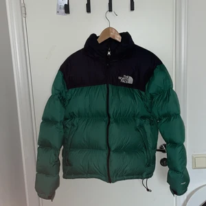 The northe face jacka modell 700 - Bara använd en halv vinter och ser ut som ny. Priset kan diskuteras. Hör av er om frågor och bud.