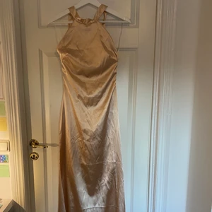 Långklänning - Champagnefärgad långklänning/balklänning 🥂 helt oanvänd! 