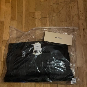 Axel artigato jacka  - Det är en helt ny Axel artigato jacka, paketet är inte öppnat. Jag säljer den för att jag inte behöver den, nypris 2,700