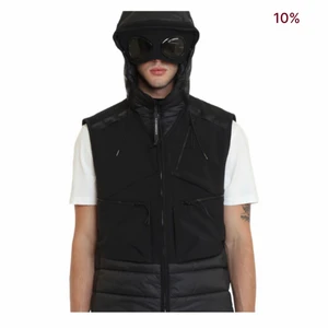 C.P Company väst - Säljer min Cp väst som är i jätte fint skick, den är köpt i augusti o använd fåtal gånger. Tags och kvitto finns. Nypris 3599kr mitt pris 3000kr. Pris kan diskuteras vid snabb affär. Stl 48, passar vem som hällts men lagom lång till dig som är 175-185cm