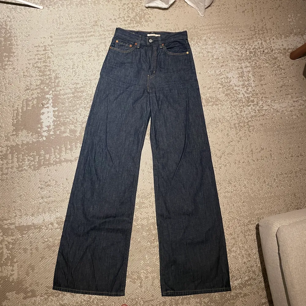 Köpta förra sommaren men endast använda fåtal gånger. Säljer på grund av att de ej kommer till användning. Bra längd för mig som är ca 173❣️ pris är exklusive frakt. Jeans & Byxor.