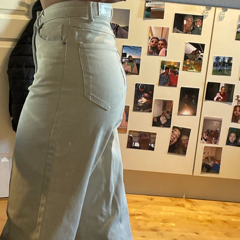 Beiga, ankel långa (på långa tjejer) Jeans från Vero Moda🤎 väldigt fina och ser nästan helt nya ut! Köpta för 500kr!. Jeans & Byxor.