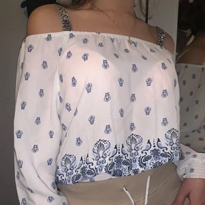 Snygg blus  - Jag säljer denna vackra blus eftersom den inte är min stil, den är som ny!  Jag köpte den i kapah ah