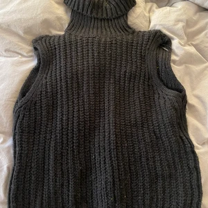 Svart väst  - En jättemysig svart väst med polo från hm