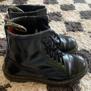 Svarta Dr Martens  - Dr Martens i svart läder, lite slitningar vid fotmyningen. Utöver de knappt några defekter. En av skorna har en på satt läderlapp för att ge skon extra support (gjort hos en skomakare) skorna är köpa vintage i rome för 1500kr. Köparen står för frakt 🚚 vid frågor eller fler bilder bara skriv 😊