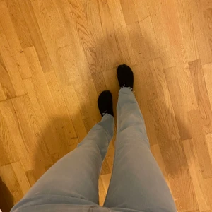 Blåa jeans - Blå Jeans från Ginatricot, har använt de två gånger 
