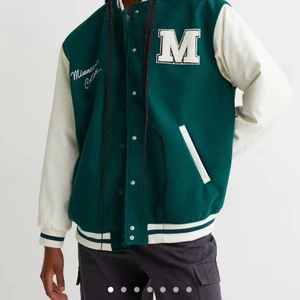 Varsity/collage jacka - Säljer min super fina oversize collage/varsity jacka i perfekt skick! Köpt för bara några månader sedan, skriv för mer info! Köparen står för frakt ❤️