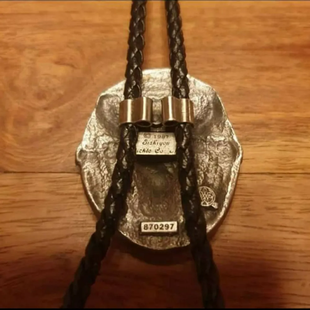 Snyggt vintage samlar halsband från USA,med ställbar läder remm.. Accessoarer.