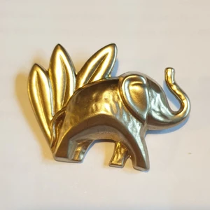 Läcker större halsbands hänge/brosh - Snyggt större halsbands hänge av en elefant.kan användas som brosh med,höjd 4 cm,bredd 5 cm