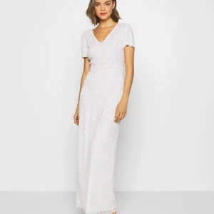 Sista glam cherry festklänning vit  - Klänningen används bara vid ett tillfälle och passar till bröllop, förlovningsfest. Supersnygga pärldetaljer. 🌸 Kontakta mig via 0739859895 vid intresse. 