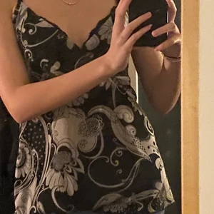 Linne - Linne i mesh med överlappande tyg. Två lager med tunn mesh. Svaga volanger nertill💕💞