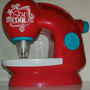 Symaskin  - Super gullig symaskin som syr utan tråd! Bra för nybörjare som inte vill sprätta tråd hela tiden 🥰 ((Obs:Kan bara sy med tillhörande tyg!! )) Kostar 470 men säljer för 300 💕