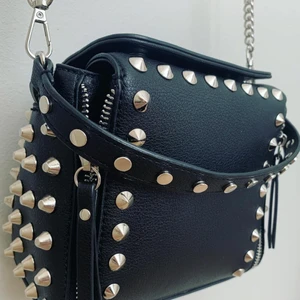 Zara väska  - Säljer min sparsamt använda väska från zara! Super trendig och populär just nu!!!