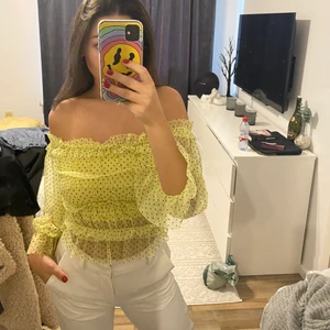 Topp Bershka - Söt gul topp från bershka, frakt tillkommer💜