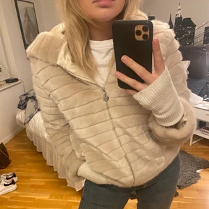 Gosig pälsjacka - Säljer denna extremt gosiga jacka! Såå himla fin och snygg till både uppklätt och nedklätt😍 Jackan passar S-M! Priset kan såklart diskuteras. 