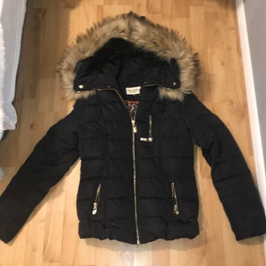 Roco Baroco Jacka  - Knappast använd, varm och passar kroppsformen bra. Storlek 38.