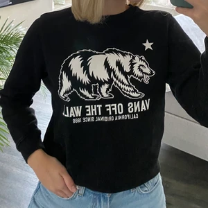 Sweatshirt  - Sweatshirt från vans i bra skick, en juniortröja med sitter som en xs. Köparen står för frakt❤️
